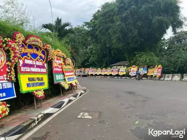 karangan bunga ngunduh mantu al © 2025 Kapanlagi.com karangan bunga ngunduh mantu al © 2025 Kapanlagi.com