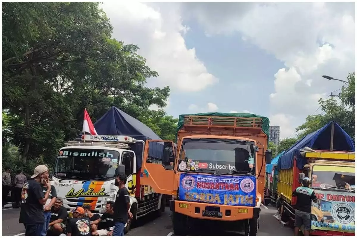 Kenapa ribuan sopir truk demo di jalan hingga mengakibatkan macet? Ternyata ini yang mereka tuntut