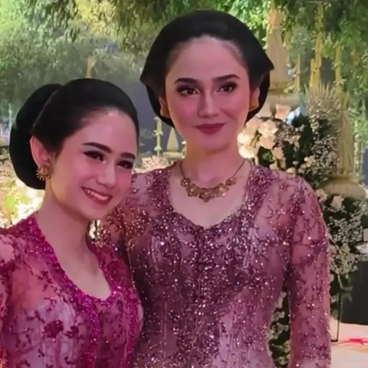 Fresh dengan riasan pinkish, 9 beda gaya makeup Syifa Hadju &amp; Tissa Biani saat ngunduh mantu Al-Alyssa
