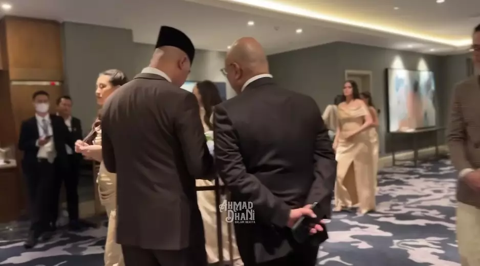 potret akrab Ahmad Dhani dan Irwan Mussry © YouTube potret akrab Ahmad Dhani dan Irwan Mussry © YouTube