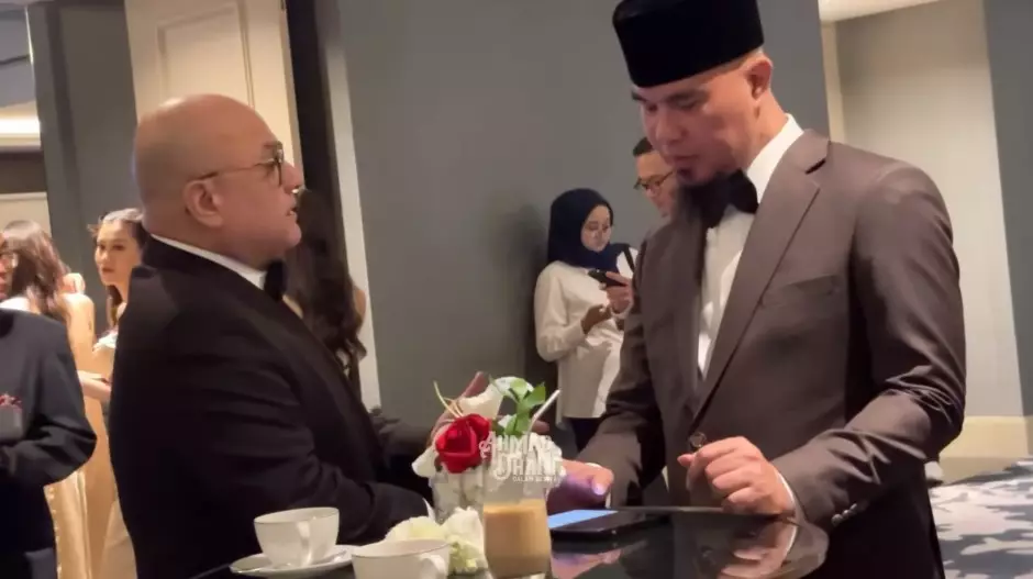 potret akrab Ahmad Dhani dan Irwan Mussry © YouTube potret akrab Ahmad Dhani dan Irwan Mussry © YouTube