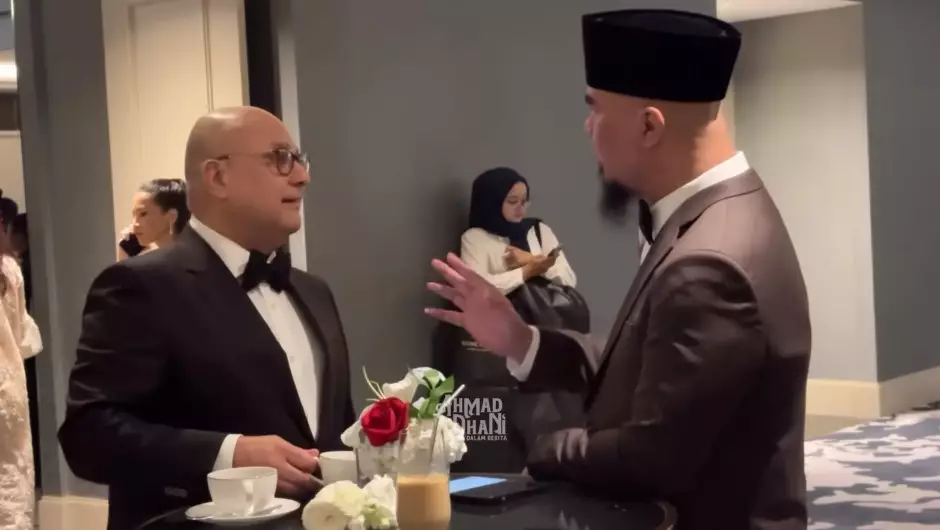 potret akrab Ahmad Dhani dan Irwan Mussry © YouTube potret akrab Ahmad Dhani dan Irwan Mussry © YouTube