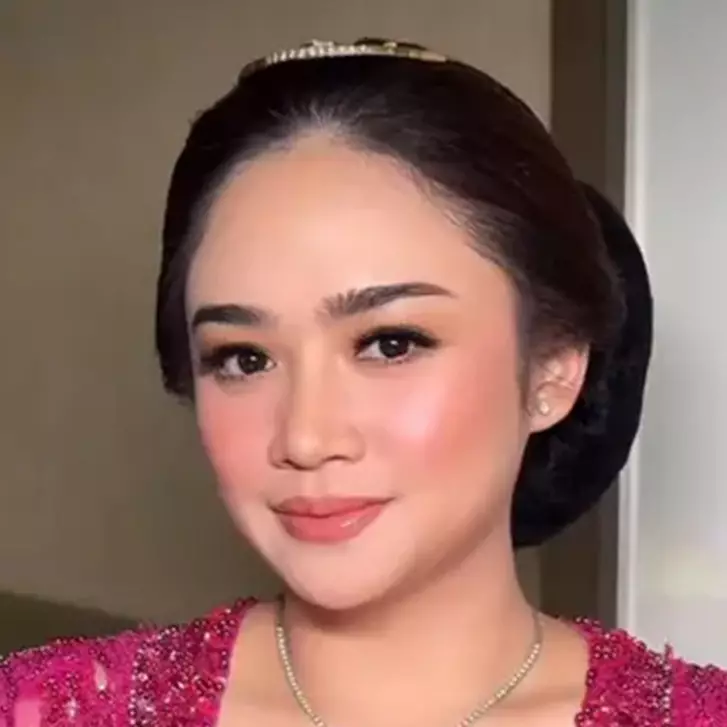 Sederet pesona cantik Tiara anak Mulan Jameela di pernikahan Al Ghazali, menawan memakai kebaya pink