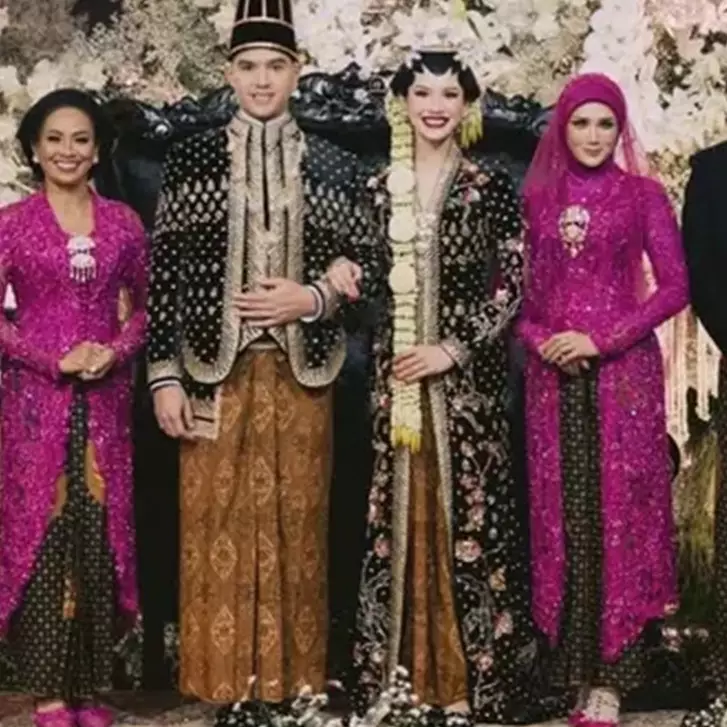 Usai 17 tahun cerai tapi kompak demi anak, 8 potret kebersamaan ortu Alyssa Daguise di hari pernikahan