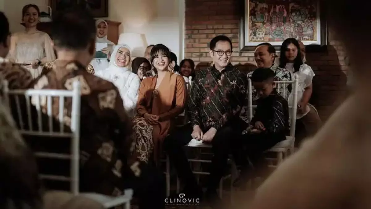 Tetap akur kompak meski sudah cerai, 6 potret manis Ikke Nurjanah dan Aldi Bragi dampingi anak lamaran