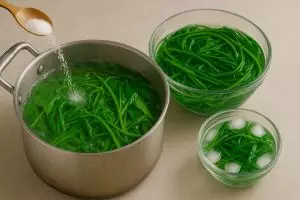 Blanching kangkung dengan air garam dan air es, trik simpel untuk warna cerah dan tekstur crunchy