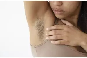 Tak perlu krim pemutih, begini cara cerahkan siku dan ketiak gelap pakai scrub dari 3 bahan dapur ini