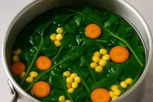 Apa benar bayam nggak boleh dipanaskan ulang? Ini penjelasannya