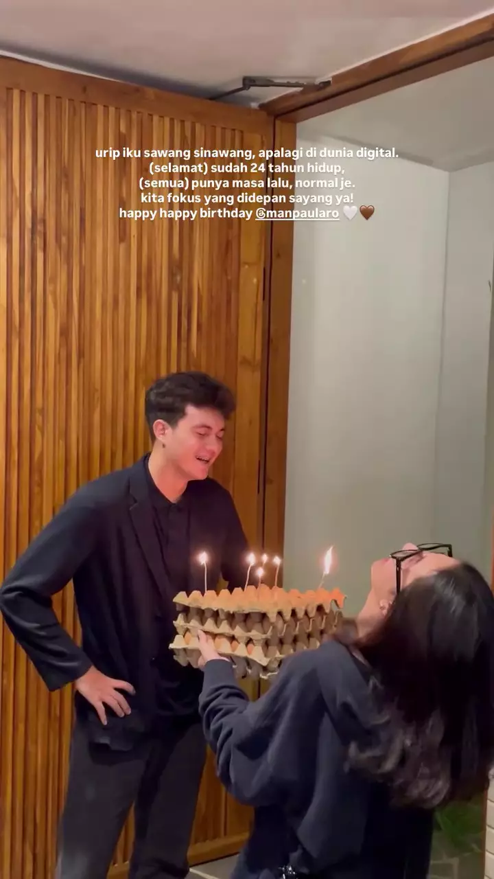 Kejutan unik Kesya Levronka ultah Nyoman Paul © 2025 brilio.net Kejutan unik Kesya Levronka ultah Nyoman Paul © 2025 brilio.net