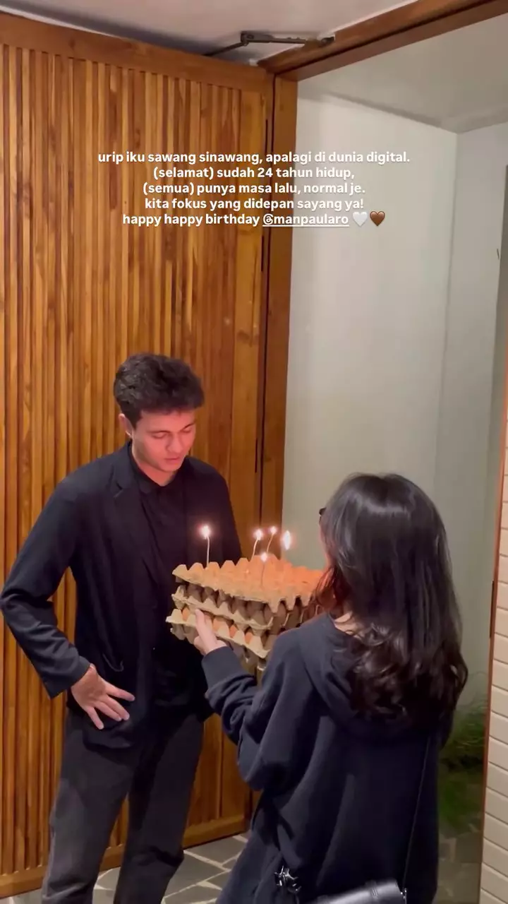 Kejutan unik Kesya Levronka ultah Nyoman Paul © 2025 brilio.net Kejutan unik Kesya Levronka ultah Nyoman Paul © 2025 brilio.net