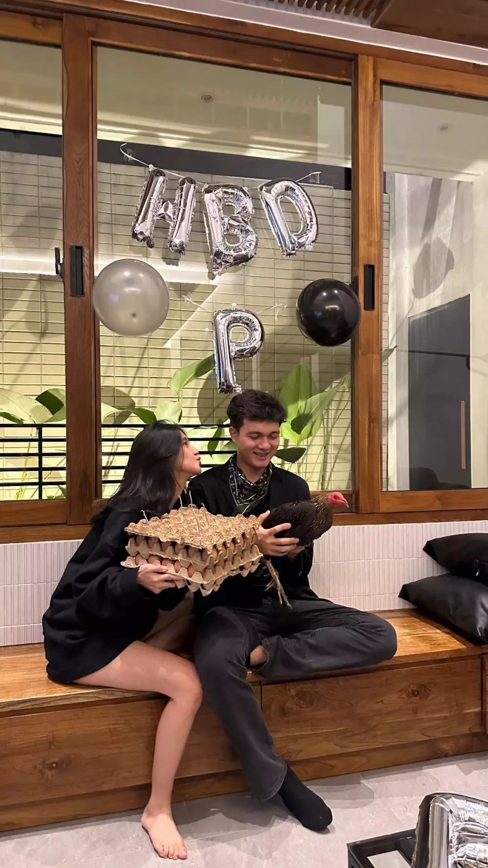 Kejutan unik Kesya Levronka ultah Nyoman Paul © 2025 brilio.net Kejutan unik Kesya Levronka ultah Nyoman Paul © 2025 brilio.net