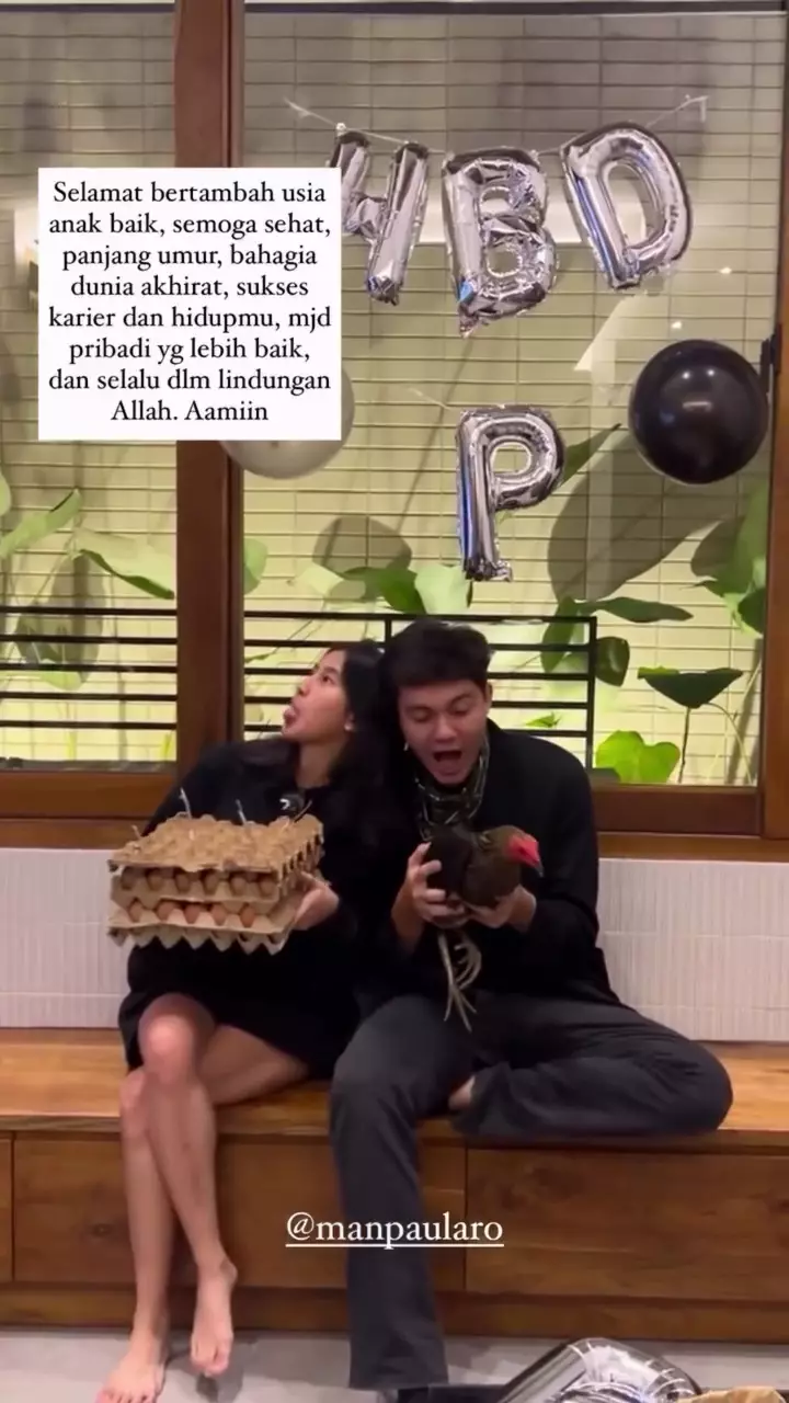 Kejutan unik Kesya Levronka ultah Nyoman Paul © 2025 brilio.net Kejutan unik Kesya Levronka ultah Nyoman Paul © 2025 brilio.net