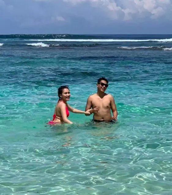 kedekatan Ayu Ting Ting dengan suami Assyifa © Instagram