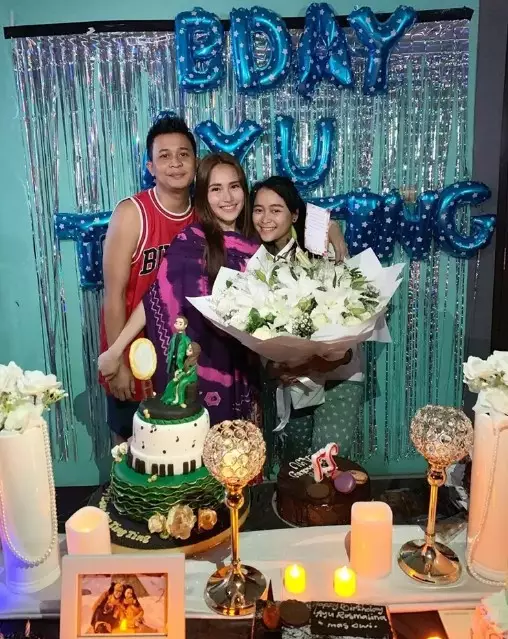 kedekatan Ayu Ting Ting dengan suami Assyifa © Instagram