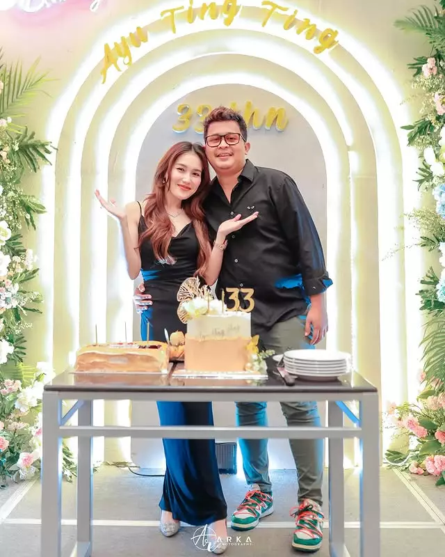 kedekatan Ayu Ting Ting dengan suami Assyifa © Instagram