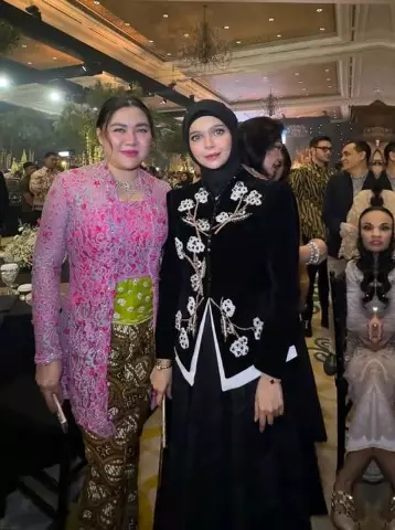 Vicky Shu di ngunduh mantu Al Ghazali © berbagai sumber Vicky Shu di ngunduh mantu Al Ghazali © berbagai sumber