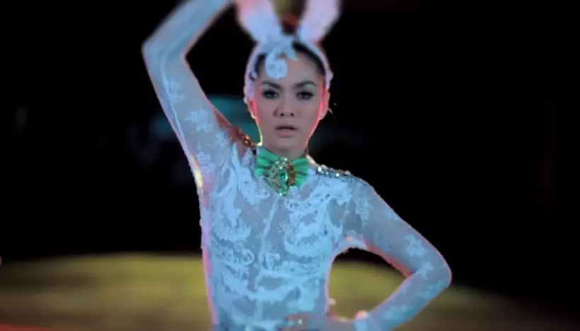 Wanita ini dulu jadi backing vocal Ahmad Dhani © berbagai sumber Wanita ini dulu jadi backing vocal Ahmad Dhani © berbagai sumber