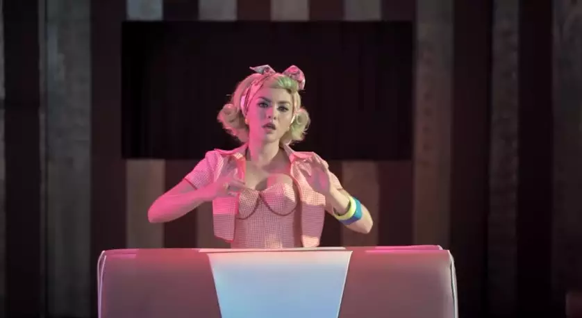 Wanita ini dulu jadi backing vocal Ahmad Dhani © berbagai sumber Wanita ini dulu jadi backing vocal Ahmad Dhani © berbagai sumber