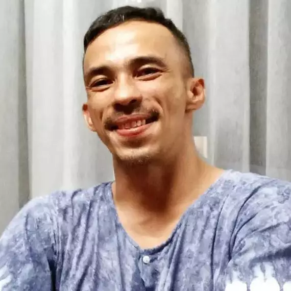 9 Potret lawas Attila Syach eks suami Wulan Guritno pas jadi cover boy, senyum tipisnya bak cowok cool