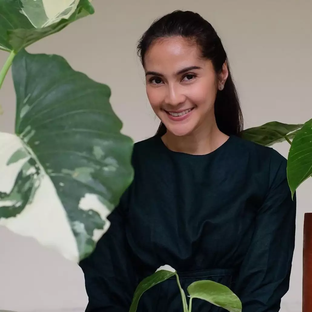 Maudy Koesnaedi reka ulang gaya jadi None Jakarta 1993, panen pujian terawet muda sepanjang masa