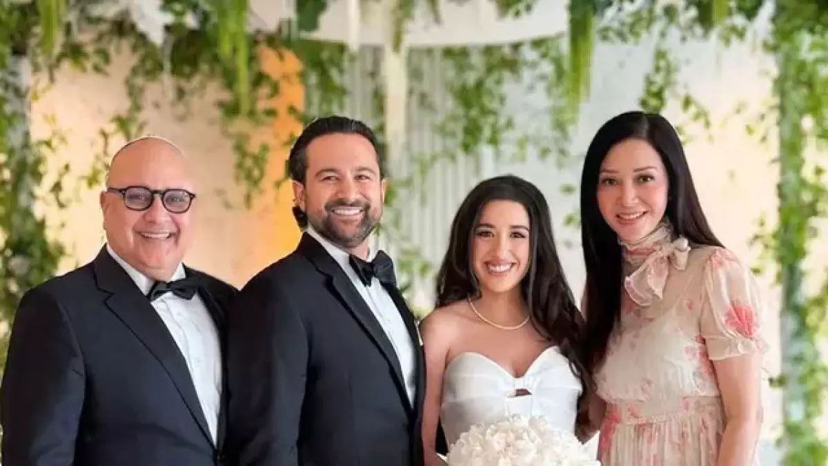 6 Potret gaya Maia Estianty saat kondangan ke luar negeri, aura old money