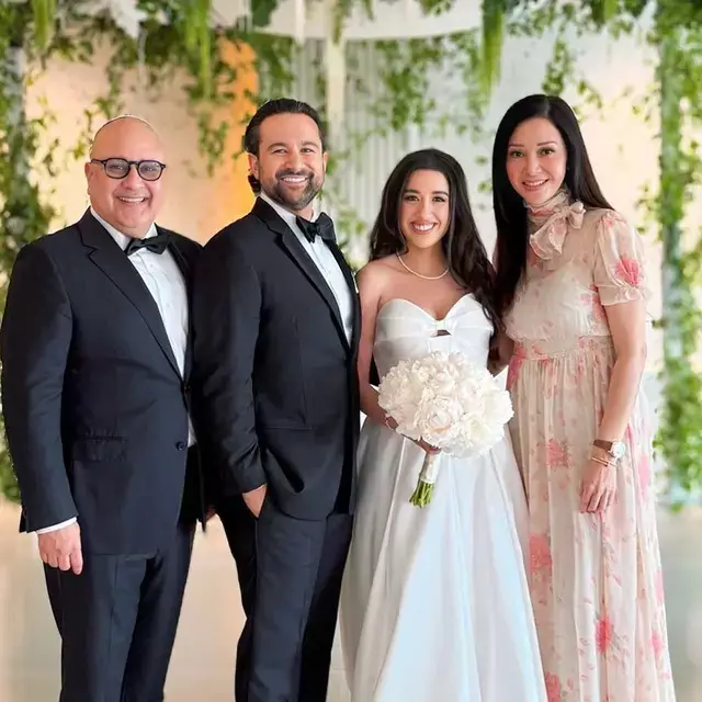 6 Potret gaya Maia Estianty saat kondangan ke luar negeri, aura old money