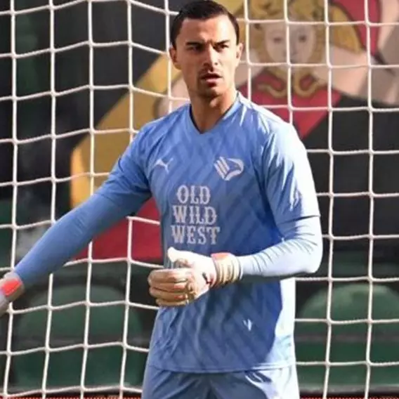 9 Potret Emil Audero pulang kampung ke Lombok, main bola dengan anak-anak sampai bagi-bagi sembako