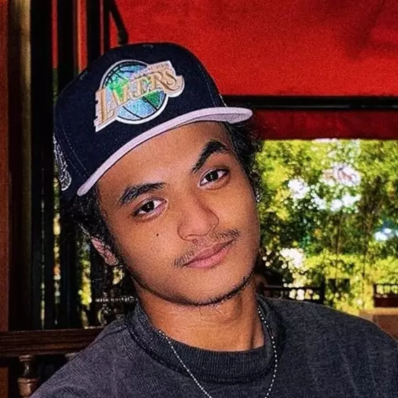 Vadel Badjideh tampil beda di sidang dakwaan, potongan rambutnya jadi perhatiaan, intip 5 potretnya