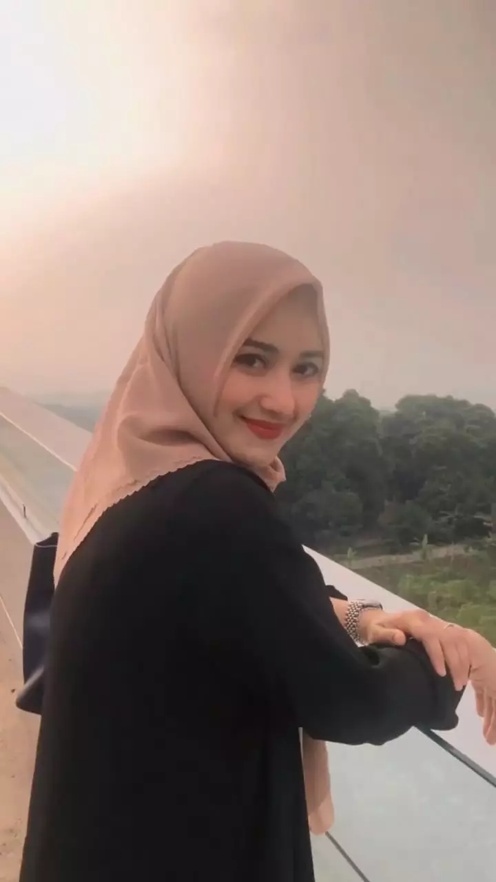 potret poppy yang jatuh hati dengan didi riyadi © berbagai sumber potret poppy yang jatuh hati dengan didi riyadi © berbagai sumber