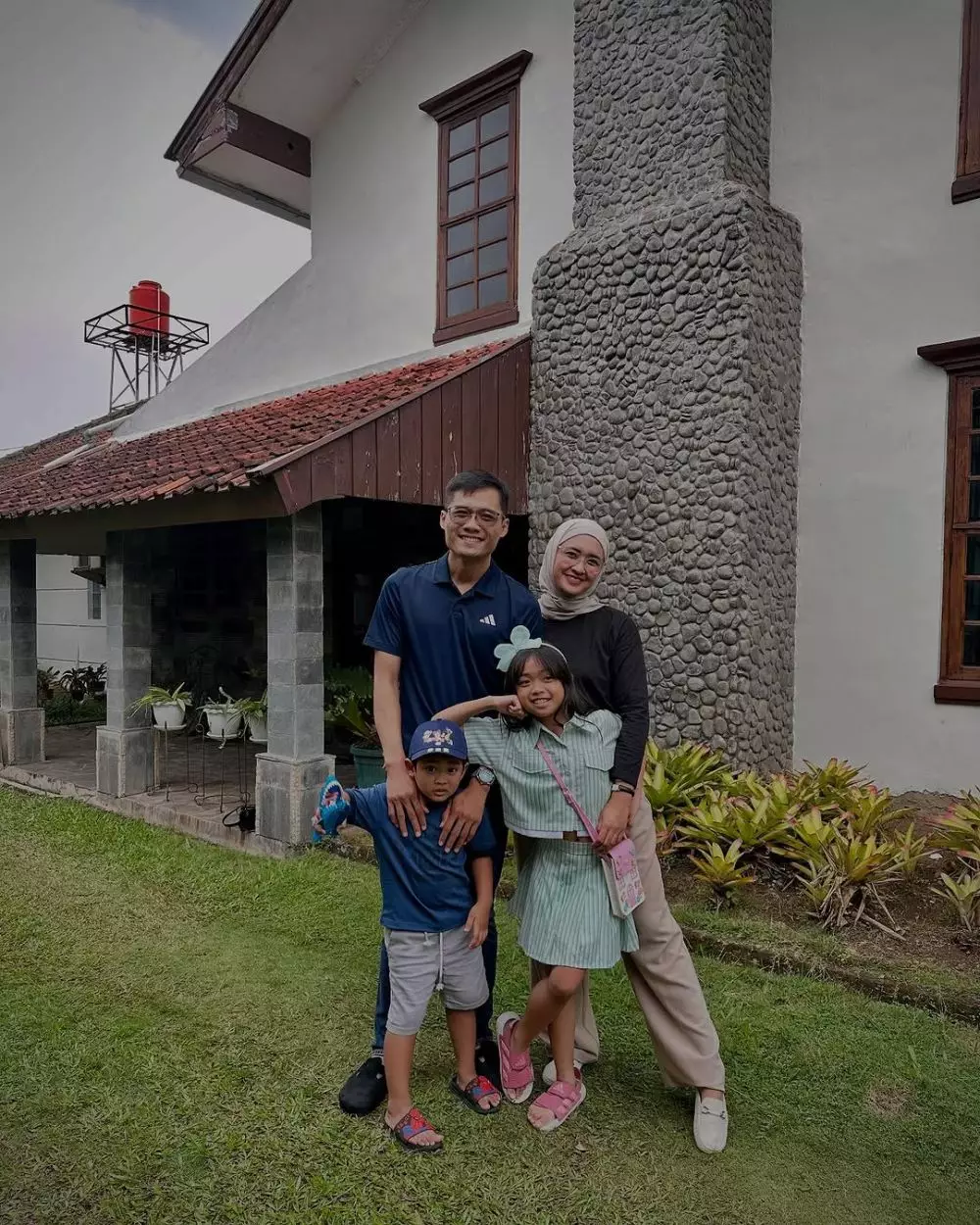 Jadi cinta pertama Mas Pur 'Tukang Ojek Pengkolan', ini 11 potret Gita yang kian menawan dengan hijab berbagai sumber