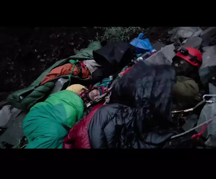 Tim relawan evakuasi Juliana Marins tidur di tebing curam © 2025 Instagram