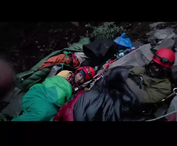Tim relawan evakuasi Juliana Marins tidur di tebing curam © 2025 Instagram