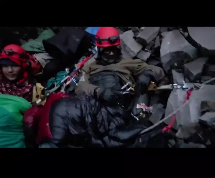 Tim relawan evakuasi Juliana Marins tidur di tebing curam © 2025 Instagram