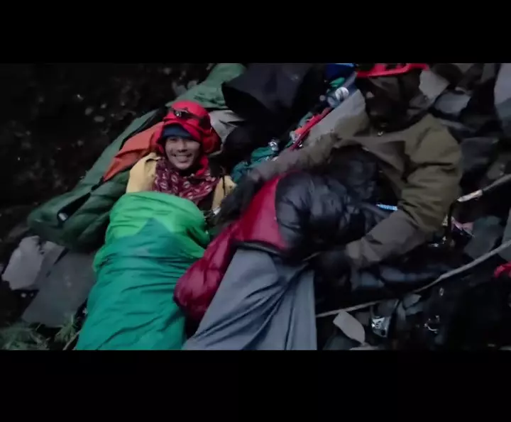 Tim relawan evakuasi Juliana Marins tidur di tebing curam © 2025 Instagram