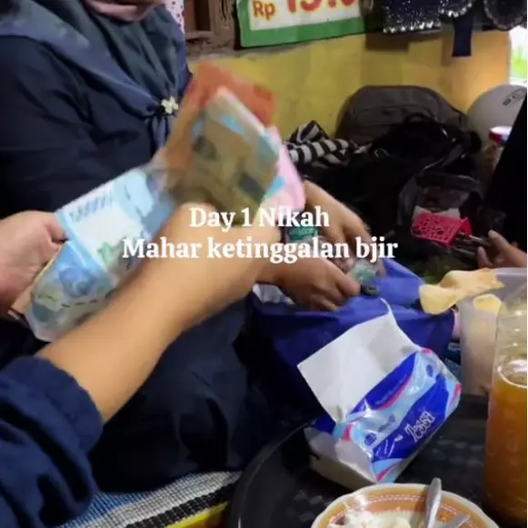 Pengantin pria lupa membawa mahar di hari pernikahan, aksi dibantu patungan rame-rame ini bikin ngakak