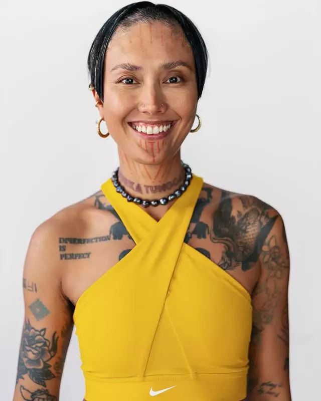 Model iklan parfum jadul ini kini tampil nyentrik © berbagai sumber