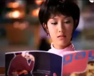 Model iklan parfum jadul ini kini tampil nyentrik © berbagai sumber