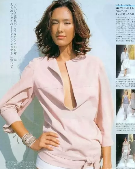 Model iklan parfum jadul ini kini tampil nyentrik © berbagai sumber