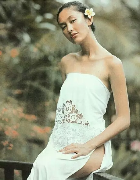 Model iklan parfum jadul ini kini tampil nyentrik © berbagai sumber