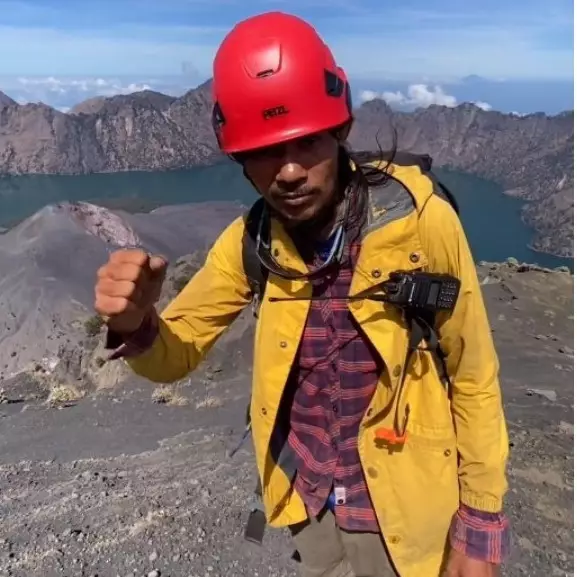 Viral video keluarga Juliana Marins nangis dengar permintaan maaf Agam yang bawa jenazah sang pendaki