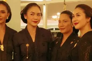 Potret 7 seleb ikuti ritual kirab Malam Satu Suro Solo 2025, penuh khidmat