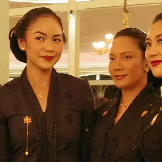 Potret 7 seleb ikuti ritual kirab Malam Satu Suro Solo 2025, penuh khidmat