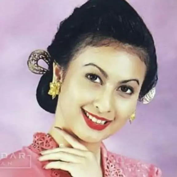 Potret dulu dan kini 11 seleb jadi model kalender jadul, gayanya anggun dan nggak bikin bosen