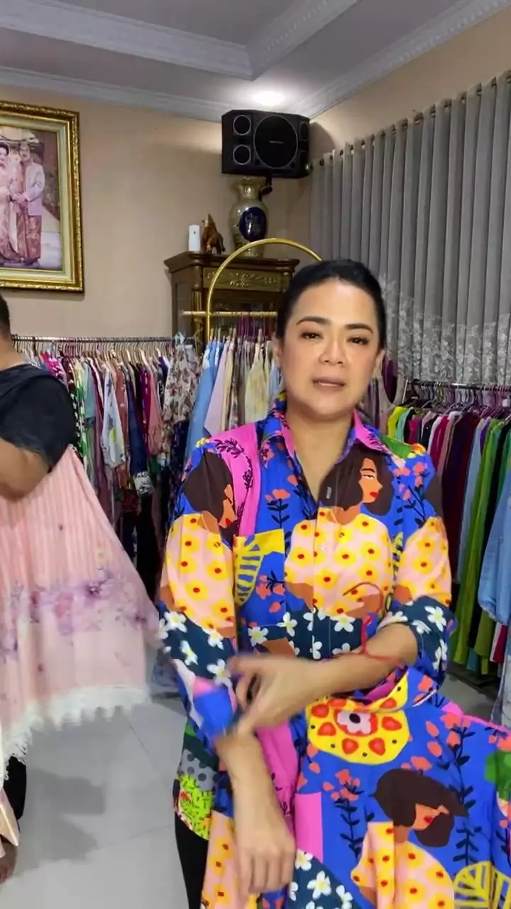 Shezy Idris banting setir jualan makanan dan pakaian © 2025 Instagram