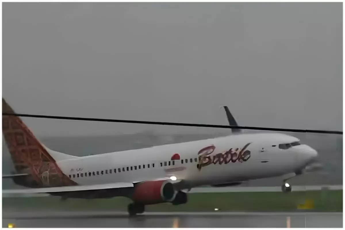 Detik-detik pesawat Batik Air mendarat miring akibat cuaca buruk