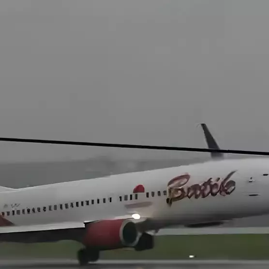 Detik-detik pesawat Batik Air mendarat miring akibat cuaca buruk