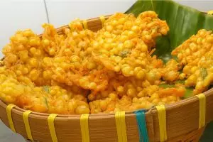 Nggak perlu tepung terigu, ini cara bikin bakwan jagung renyah dan kriuk banget antiambyar