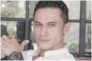 11 Pesona ganteng Indra Bruggman saat muda, awali karier jadi cover boy