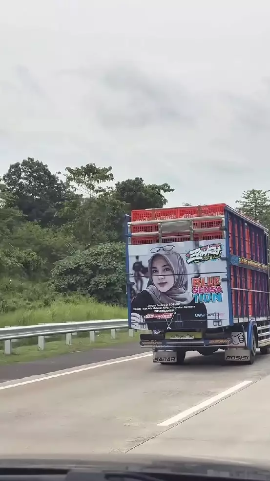 Wajahnya ketahuan jadi gambar di belakang truk berbagai sumber Wajahnya ketahuan jadi gambar di belakang truk berbagai sumber
