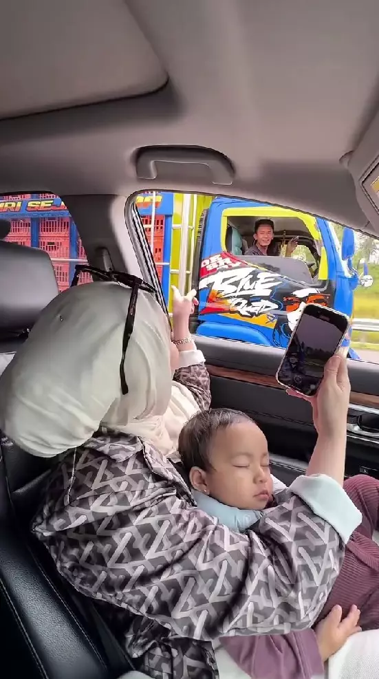 Wajahnya ketahuan jadi gambar di belakang truk berbagai sumber Wajahnya ketahuan jadi gambar di belakang truk berbagai sumber